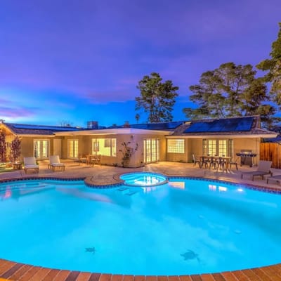Vegas Mansion: Pool, Spa, Sauna, Theatre, By STRIP