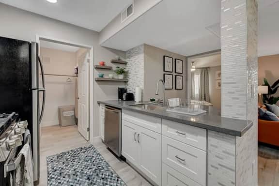Modern 2BR Condo | Pool, Spa, Gym | Near Strip